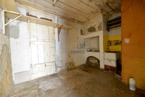 Loja para Remodelação Total | Rua São Boaventura | 32 m² | Possibilidade de Conversão em Habitação