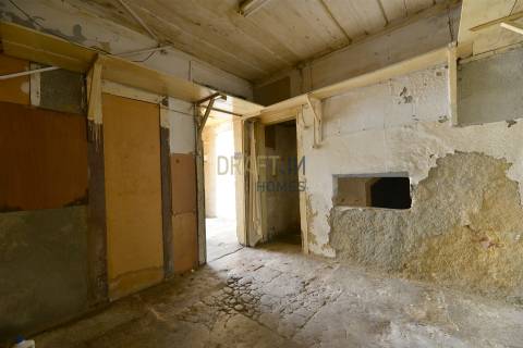 Loja para Remodelação Total | Rua São Boaventura | 32 m² | Possibilidade de Conversão em Habitação