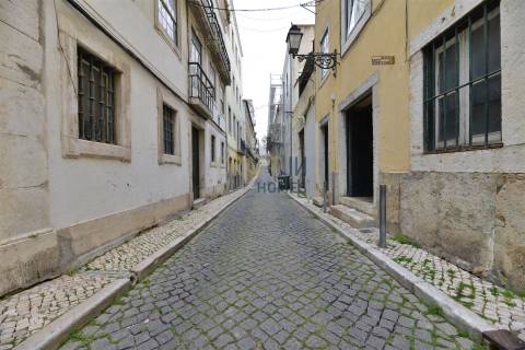 Loja para Remodelação Total | Rua São Boaventura | 32 m² | Possibilidade de Conversão em Habitação