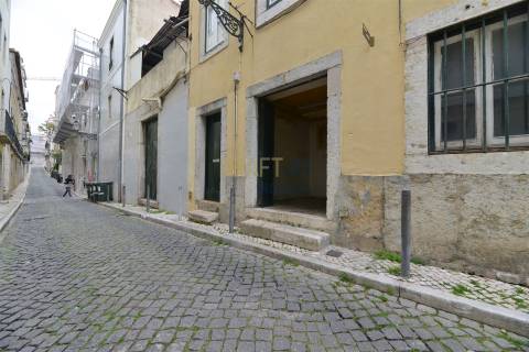 Loja para Remodelação Total | Rua São Boaventura | 32 m² | Possibilidade de Conversão em Habitação