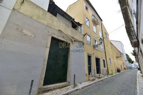 Loja para Remodelação Total | Rua São Boaventura | 32 m² | Possibilidade de Conversão em Habitação