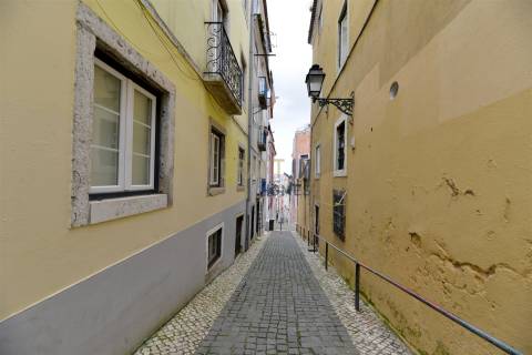Loja para Remodelação Total | Rua São Boaventura | 32 m² | Possibilidade de Conversão em Habitação