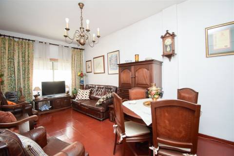 Oportunidade na Torre da Marinha: Apartamento T2 com Excelente Localização