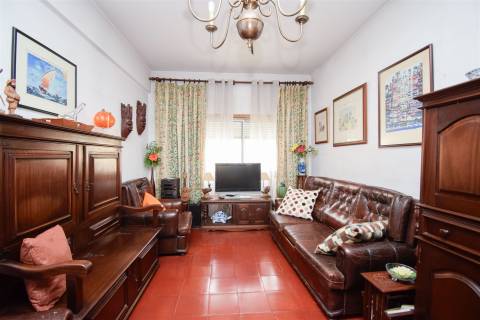 Oportunidade na Torre da Marinha: Apartamento T2 com Excelente Localização