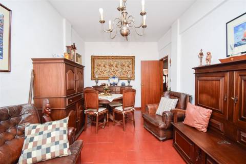 Oportunidade na Torre da Marinha: Apartamento T2 com Excelente Localização