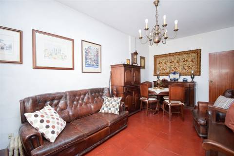 Oportunidade na Torre da Marinha: Apartamento T2 com Excelente Localização