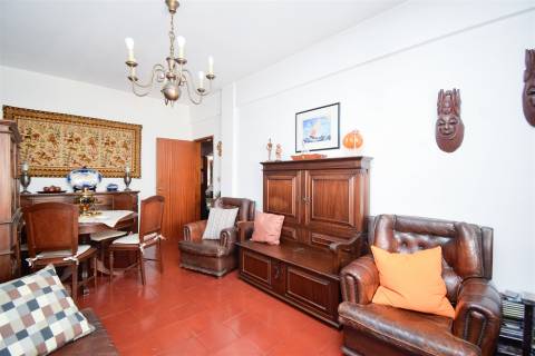 Oportunidade na Torre da Marinha: Apartamento T2 com Excelente Localização