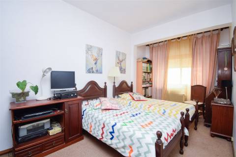 Oportunidade na Torre da Marinha: Apartamento T2 com Excelente Localização