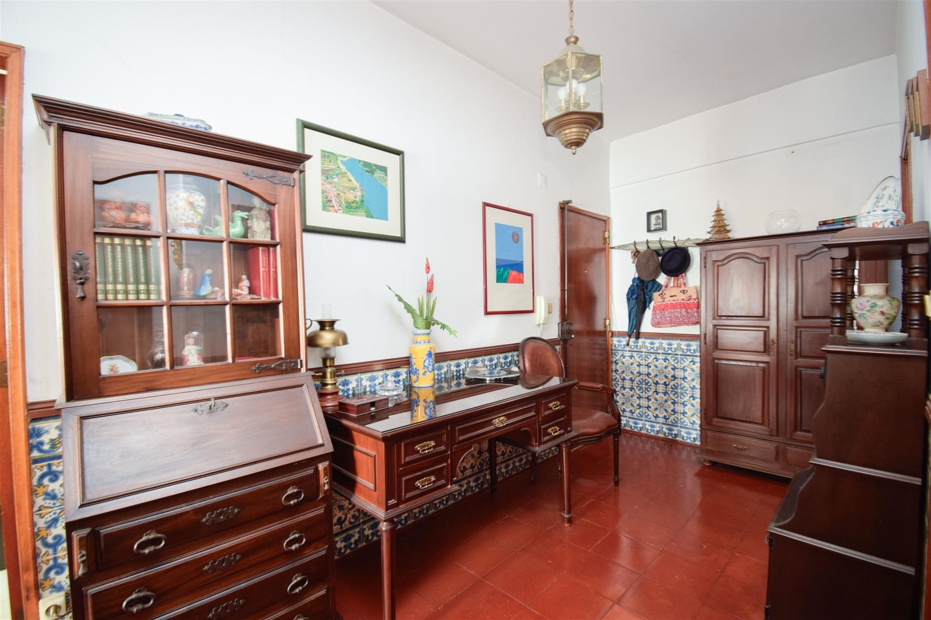 Oportunidade na Torre da Marinha: Apartamento T2 com Excelente Localização