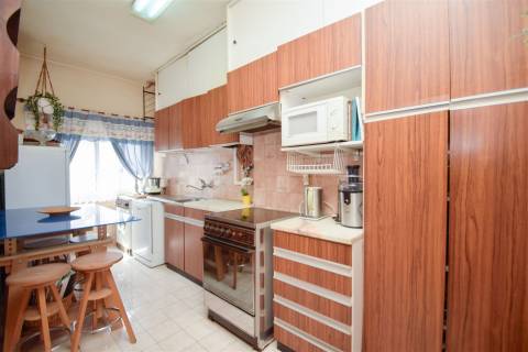 Oportunidade na Torre da Marinha: Apartamento T2 com Excelente Localização