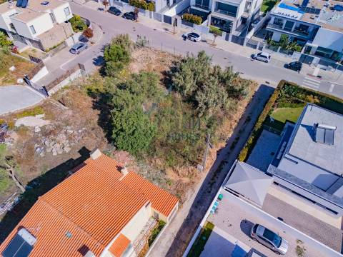 Moradia T5+1 em Murches, com piscina a iniciar a construção