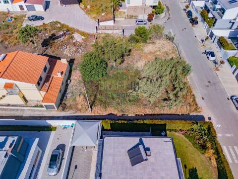 Moradia T5+1 em Murches, com piscina a iniciar a construção