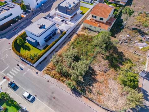 Moradia T5+1 em Murches, com piscina a iniciar a construção