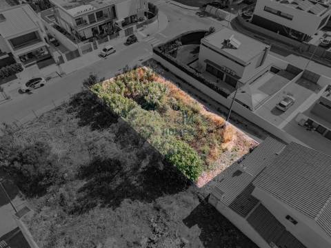Moradia T5+1 em Murches, com piscina a iniciar a construção