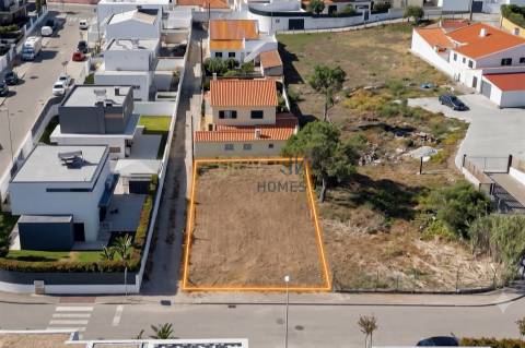 Moradia T5+1 em Murches, com piscina a iniciar a construção