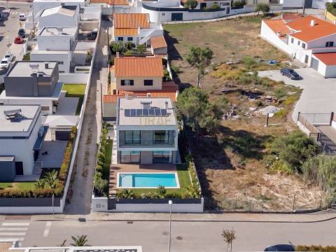 Moradia T5+1 em Murches, com piscina a iniciar a construção