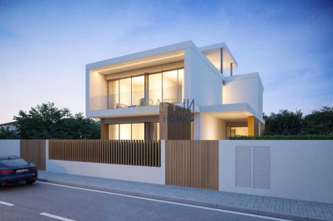 Moradia T5+1 em Murches, com piscina a iniciar a construção