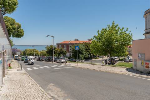 Apartamento T2 renovado, às portas de Alfama, Lisboa.