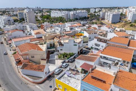 Prédio para habitação e comércio