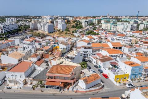 Prédio para habitação e comércio