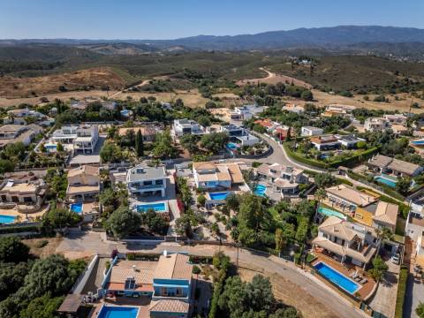 Moradia T3+1 com piscina e garagem