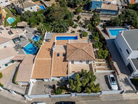 Moradia T3+1 com piscina e garagem