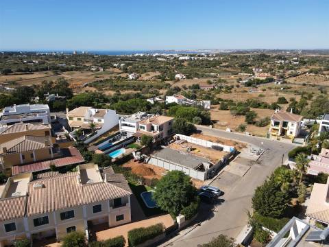 Moradia contemporânea T3+1 em construção