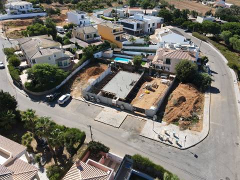 Moradia contemporânea T3+1 em construção