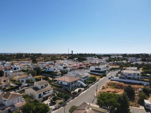 Moradia contemporânea T3+1 em construção