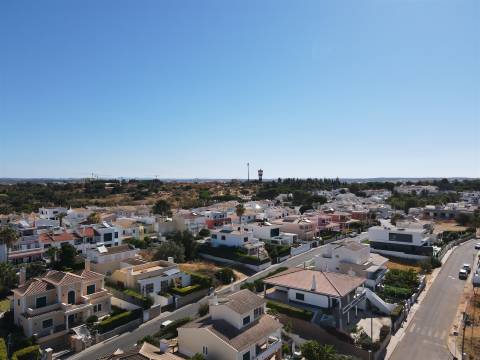 Moradia contemporânea T3+1 em construção