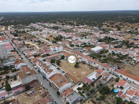 Terreno com armazém no Alentejo