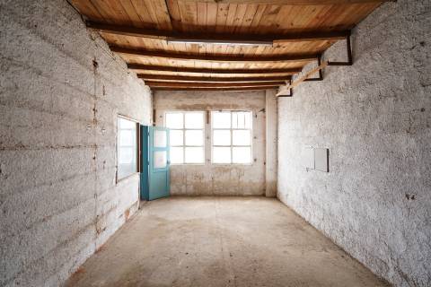 Terreno com armazém no Alentejo