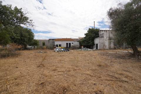 Terreno com armazém no Alentejo