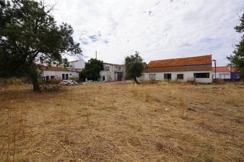 Terreno com armazém no Alentejo