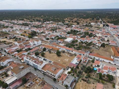 Terreno com armazém no Alentejo