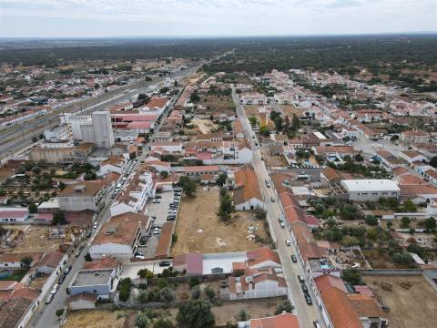 Terreno com armazém no Alentejo