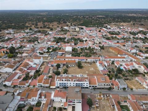 Terreno com armazém no Alentejo