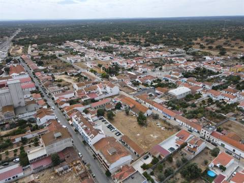 Terreno com armazém no Alentejo