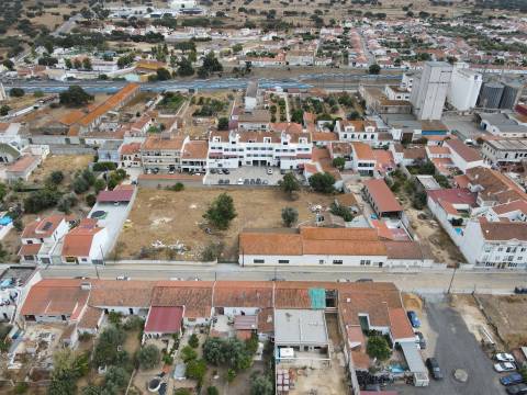 Terreno com armazém no Alentejo