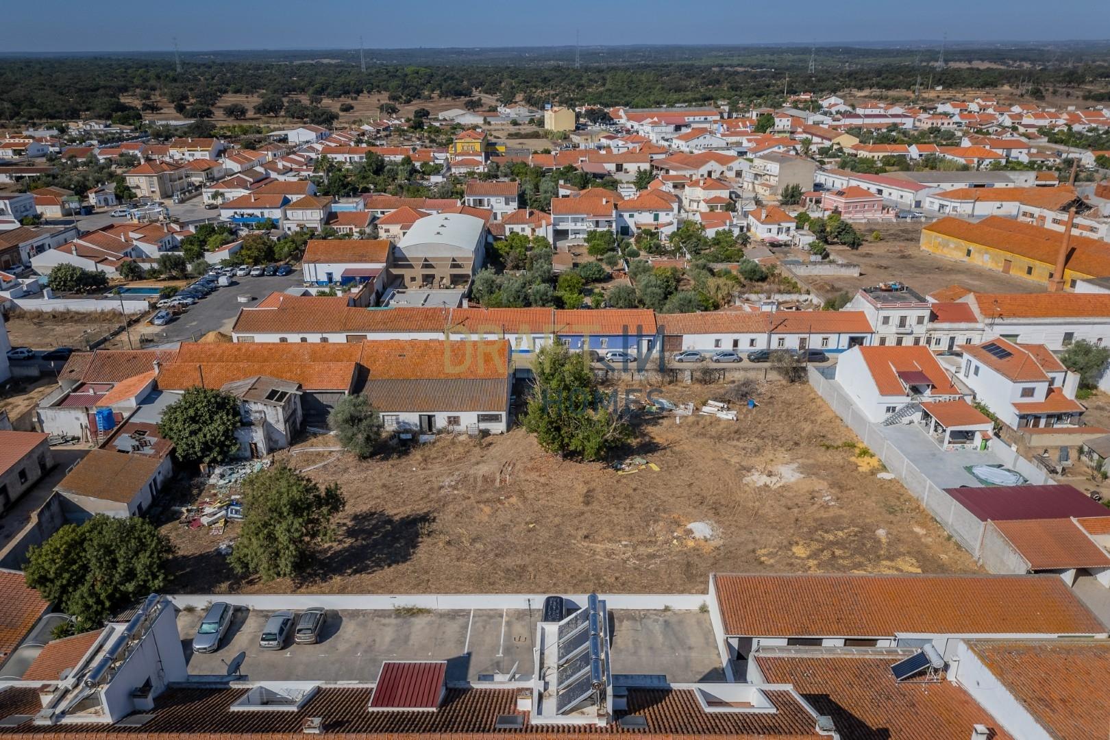 Terreno com armazém no Alentejo