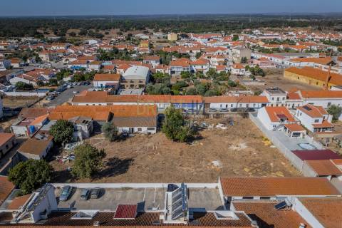 Terreno com armazém no Alentejo