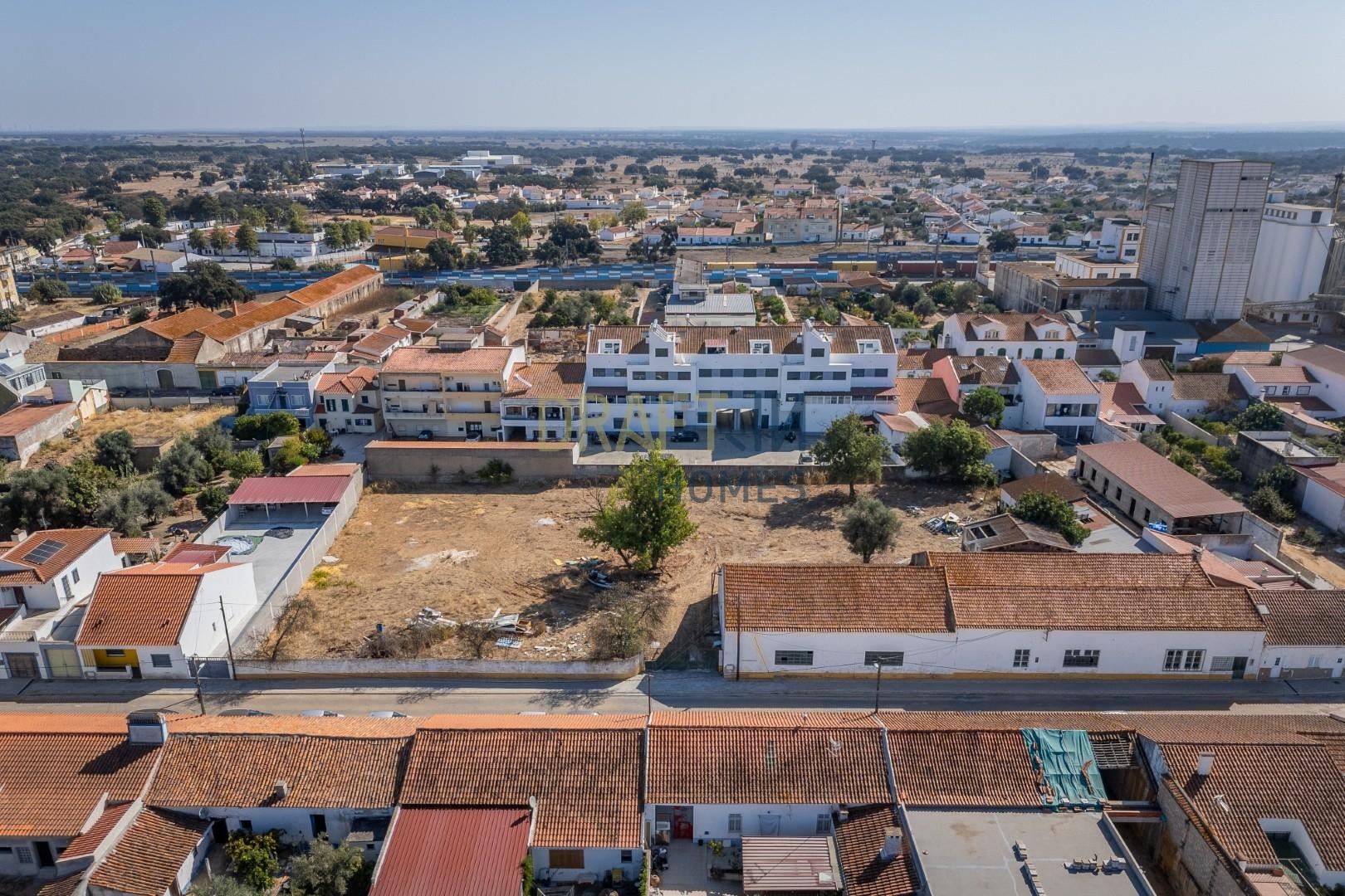 Terreno com armazém no Alentejo