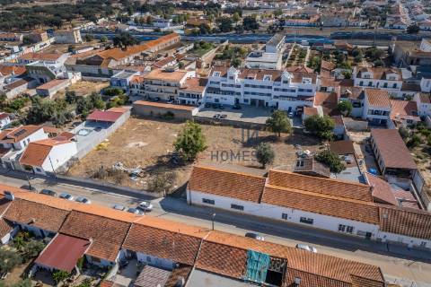 Terreno com armazém no Alentejo