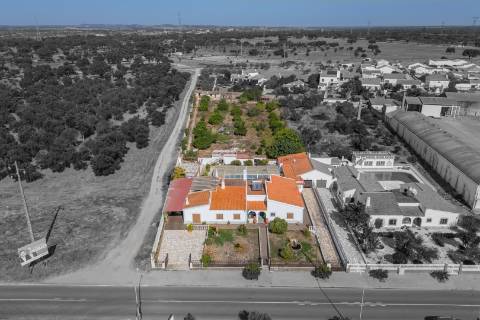 Moradia T4 com piscina e garagem