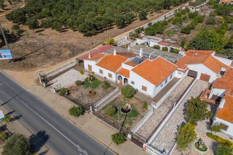 Moradia T4 com piscina e garagem