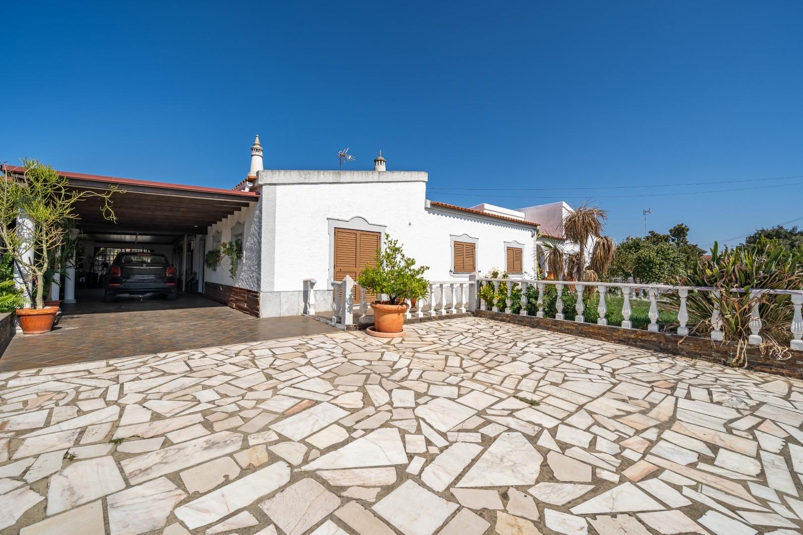 Moradia T4 com piscina e garagem