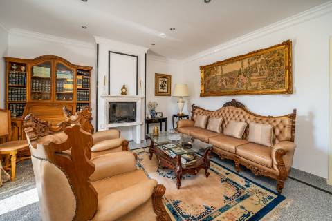 Moradia T4 com piscina e garagem