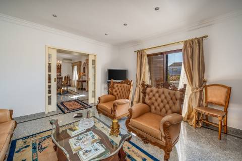 Moradia T4 com piscina e garagem