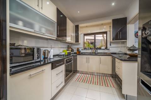 Moradia T4 com piscina e garagem