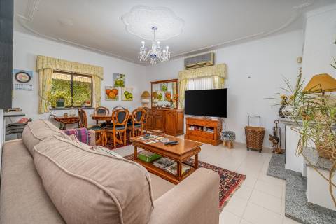 Moradia T4 com piscina e garagem